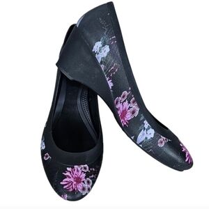 Crocs Lina Slip On Floral Wedge Comfort Shoes Black Pink Carnation Size 6